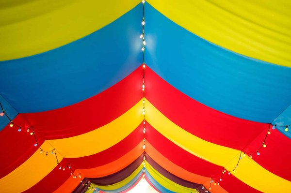 Comment installer une toile tendue dans sa maison?