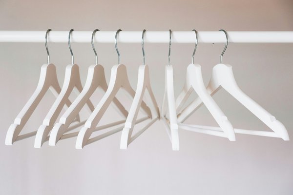 Cintres personnalisés : comment sublimer votre boutique ?